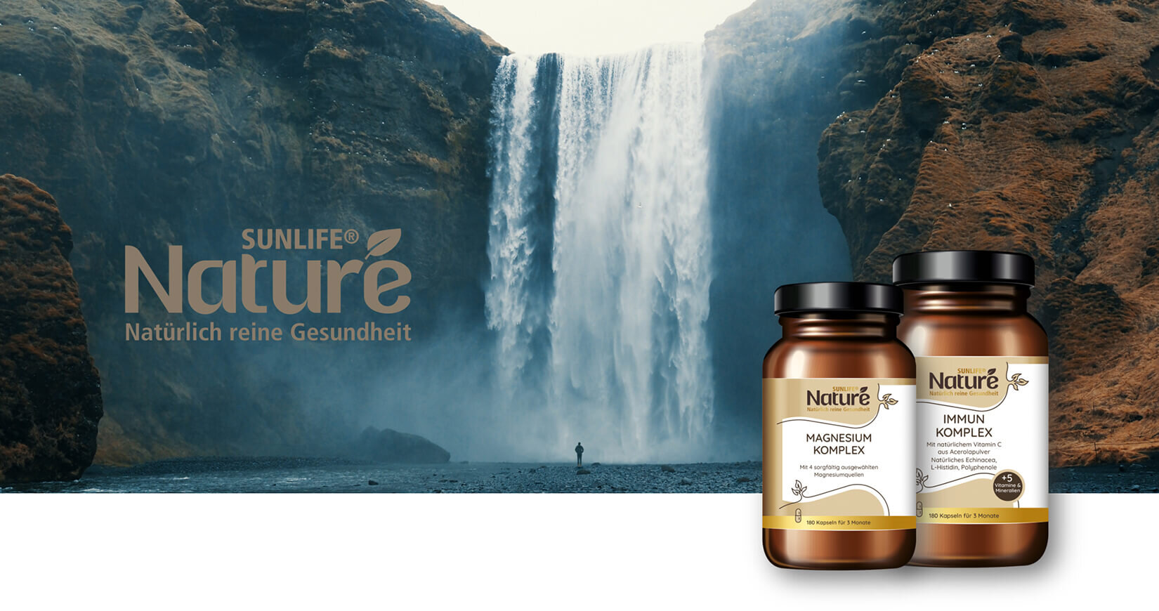 BIld zeigt einen Wasserfall. Im Vordergrund ist der Schriftzug "SUNLIFE Nature Natürlich reine Gesundheit" zu lesen. Im rechten Bildrand stehen 2 Gläser mit einem SUNLIFE Nature Etikett.